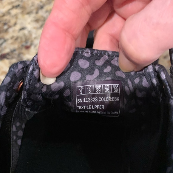 BOBS by Skechers Black and Gold Sneakers Size 9 New - Picture 3 of 4